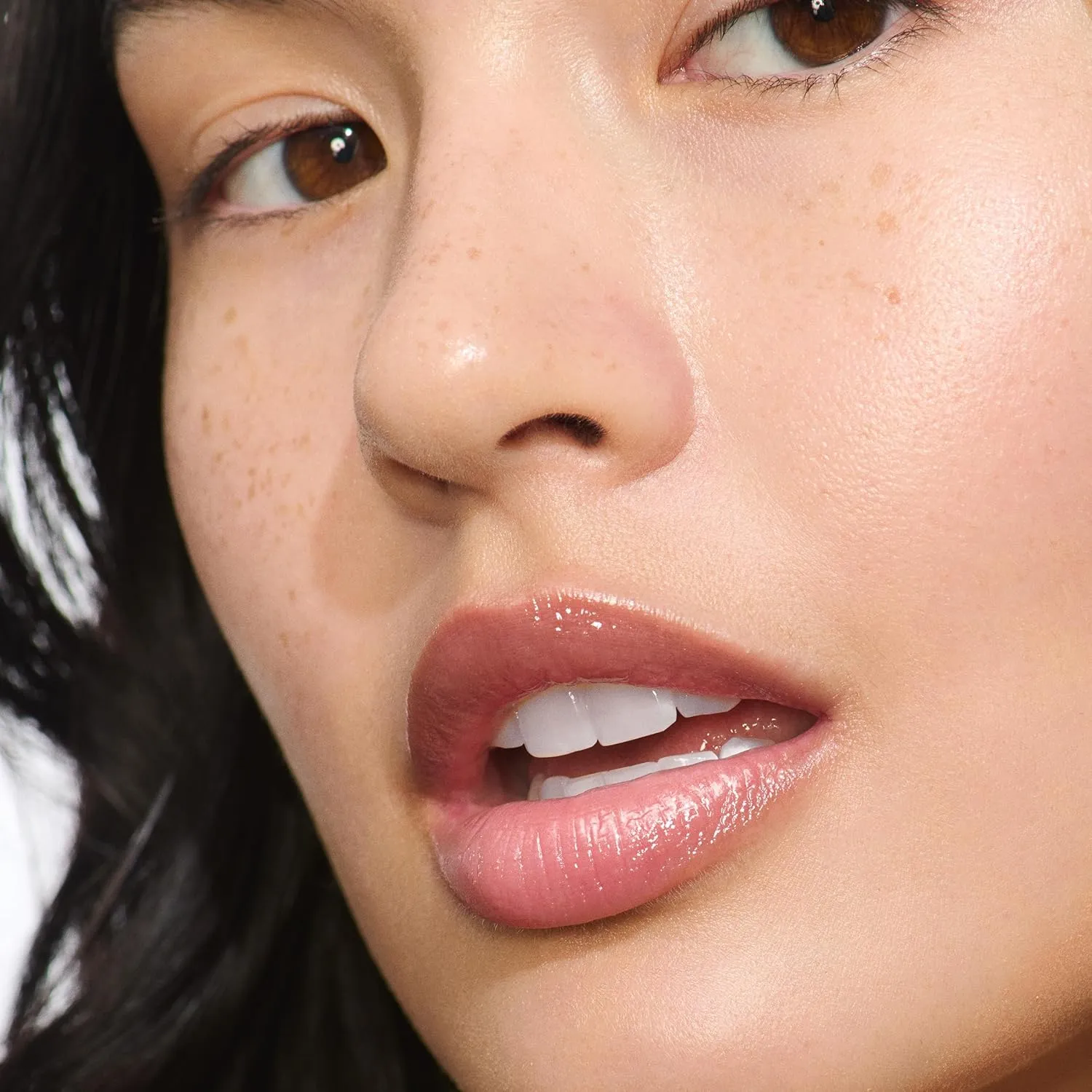 Clarins Lip Perfector | Nourishing, Hydrating, Softening Lip Gloss| Sheer Finish Lip Plumping Gloss | Instant 3D Shine | Award-Winning | Contains Natural Plant Extracts With Skincare Benefits