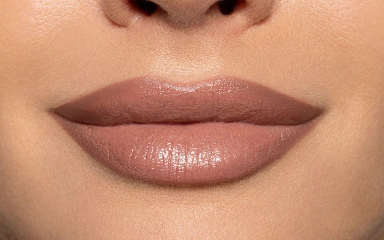 Pupa Milano Vamp! Creamy Duo, 002 Medium Nude, 1 Pc - 2 in 1 Lipstick and Lip Pencil - Long Lasting - Lightweight - No-Transfer - Smooth Texture - Highly Pigmented